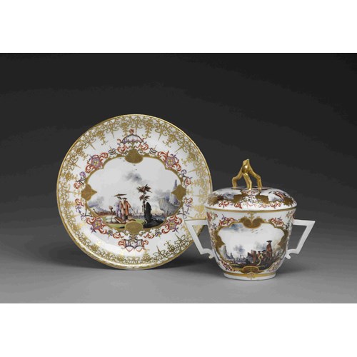An écuelle with cover and présentoir with polychrome chinoiseries and gold decoration